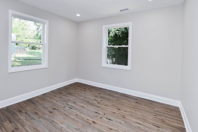 Building Photo - 4 Bedroom 2.5 Bathroom Open Floor Plan 3 S...