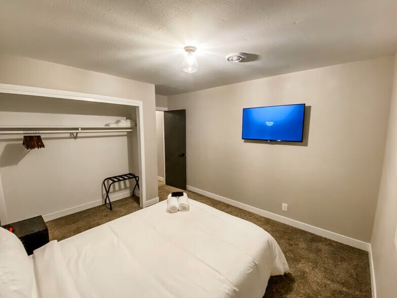 Building Photo - 2601 W 13th St