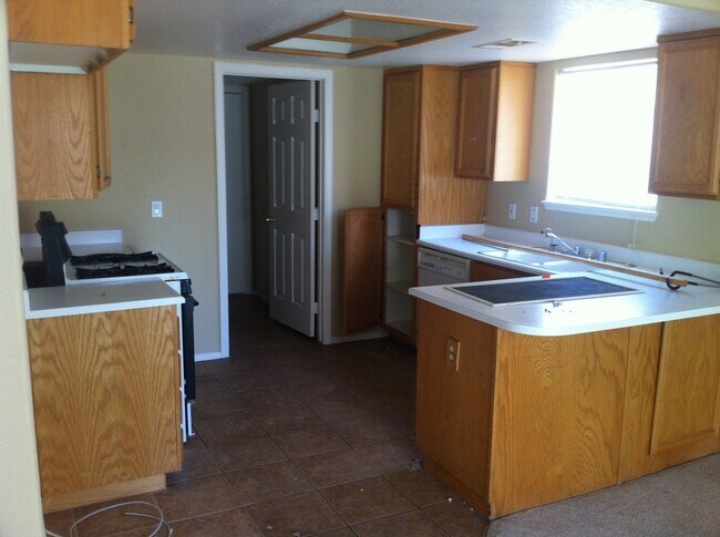 Building Photo - BEAUTIFUL 1,261 SQ FT, 2 STORY, 3BD, 2.5 BTH, 2 CAR GARAGE, LOCATED NEAR PARK, SHOPPING AND SCHOOLS.