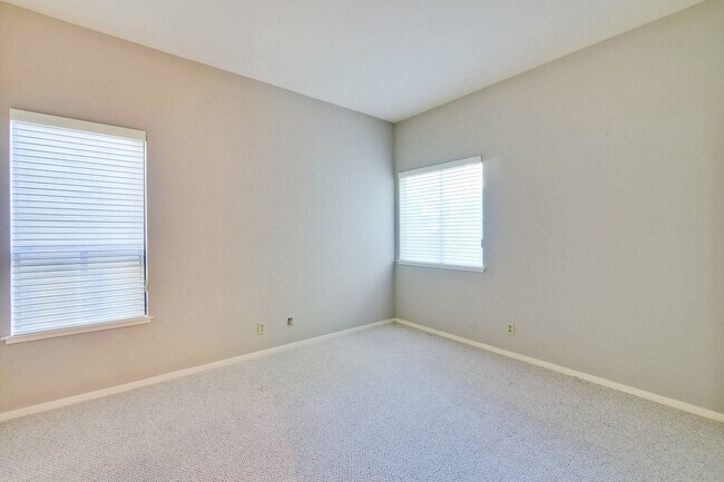 Building Photo - 1108 Shoreline Dr
