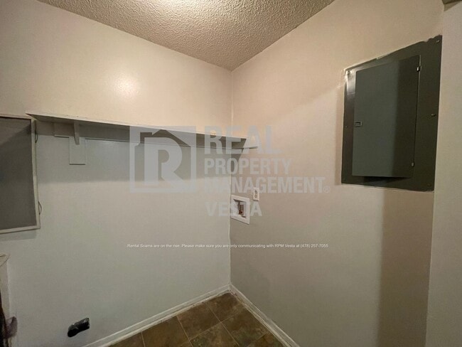 Building Photo - 515 Maplewood Dr