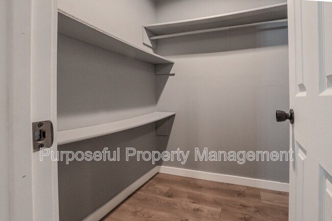 Building Photo - 516 Morrison Ave