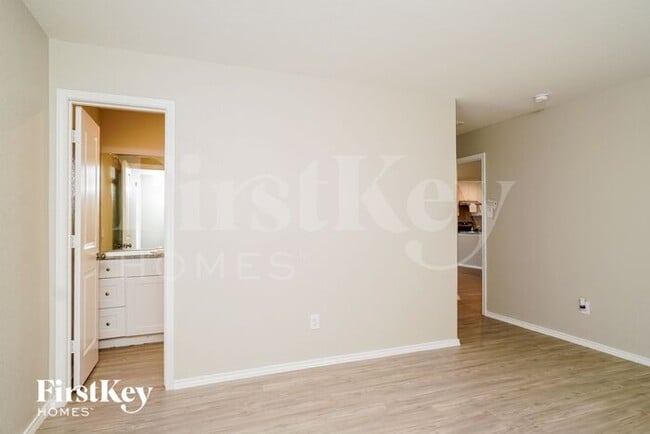 Building Photo - 10703 Vinateros Dr