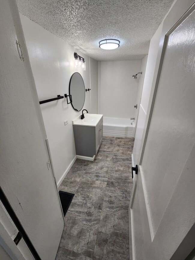Building Photo - “Shawnee Home” Fully Remodeled - 2Bed/1Bat...