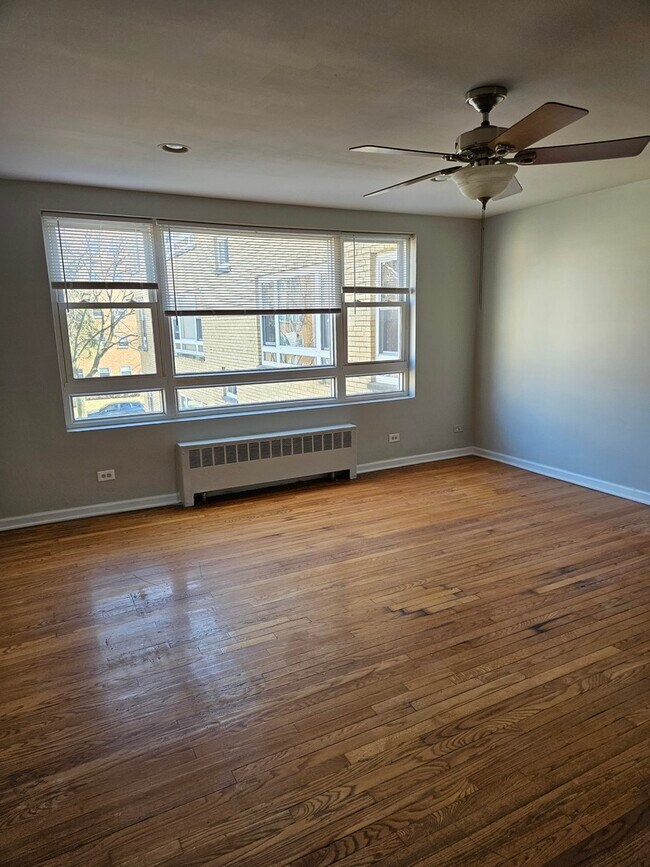 Building Photo - 6104 N Damen Ave