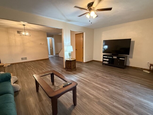 Building Photo - Beautiful 2 Bedroom Townhome - Only Steps ...