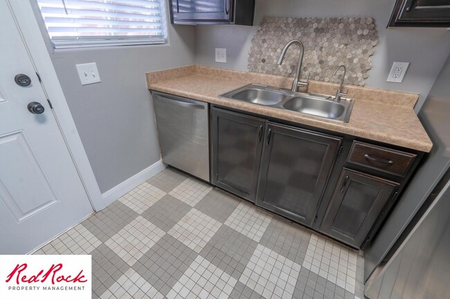 Building Photo - Lovely 2 Bedroom Condo. Pet Friendly!