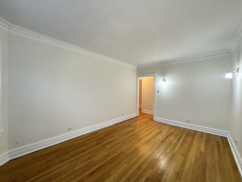 Building Photo - 1913 W Larchmont Ave