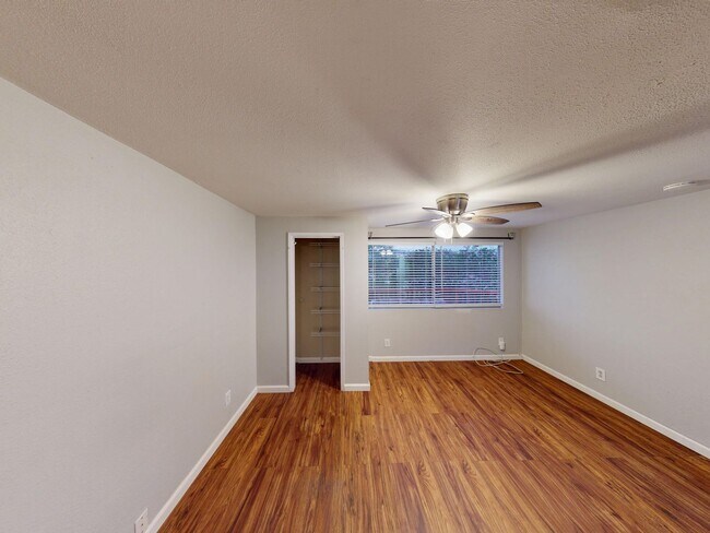 Building Photo - 5375 E Falls View Dr