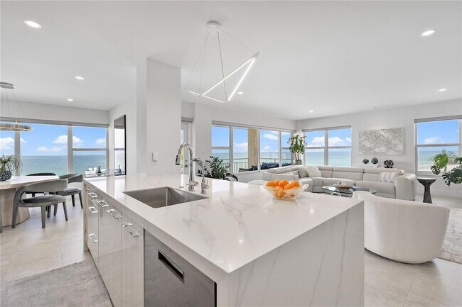 Building Photo - 601 Longboat Club Rd