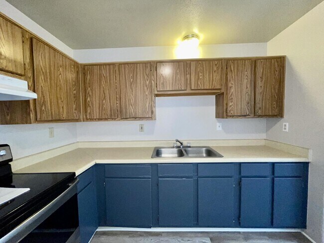 Building Photo - 2 bed 2 bath central location.