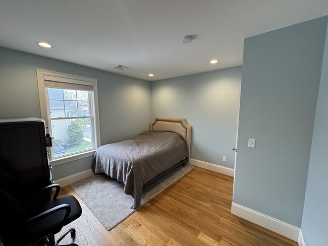 Building Photo - 10-12-12 Chestnut St