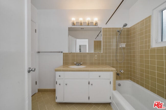 Building Photo - 1142 Garfield Ave