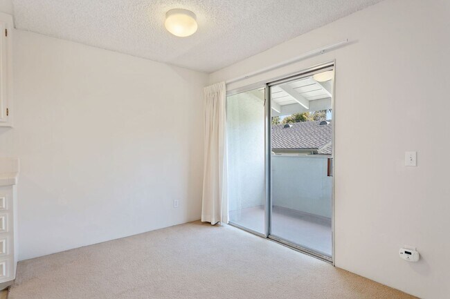 Building Photo - The perfect upstairs location down town Sa...