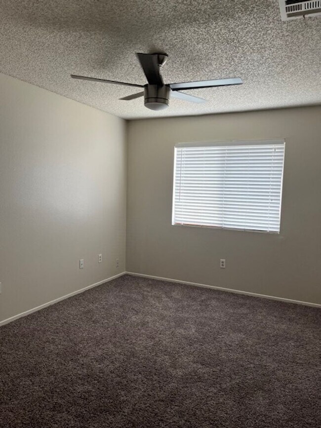 Building Photo - DBM9401