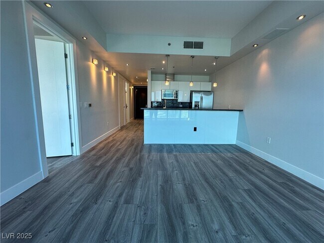 Building Photo - 4575 Dean Martin Dr