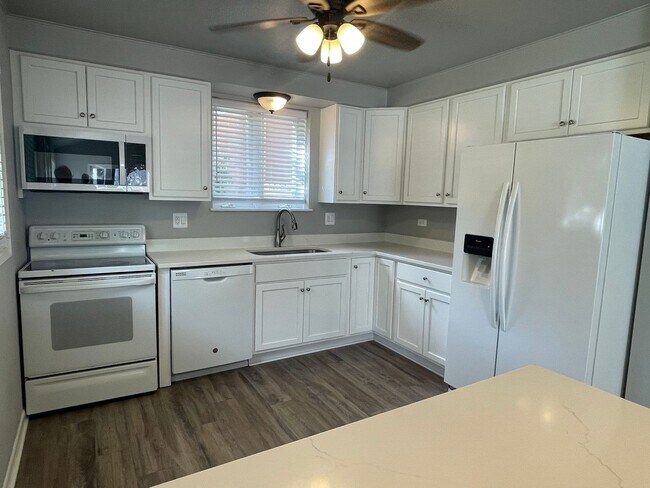 Building Photo - Rochester 3-Bedroom, 1.5 Baths, Entertainm...