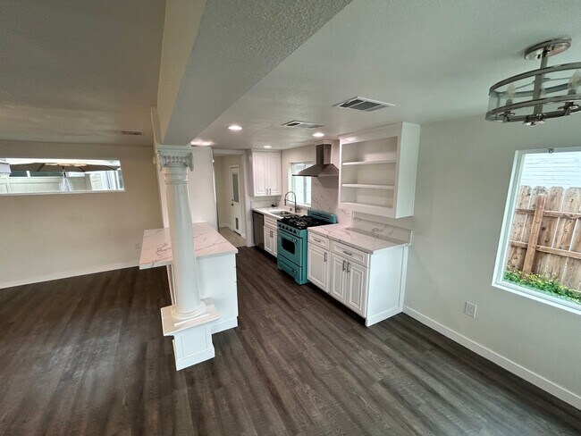 Building Photo - 1525 W Orangeburg Ave