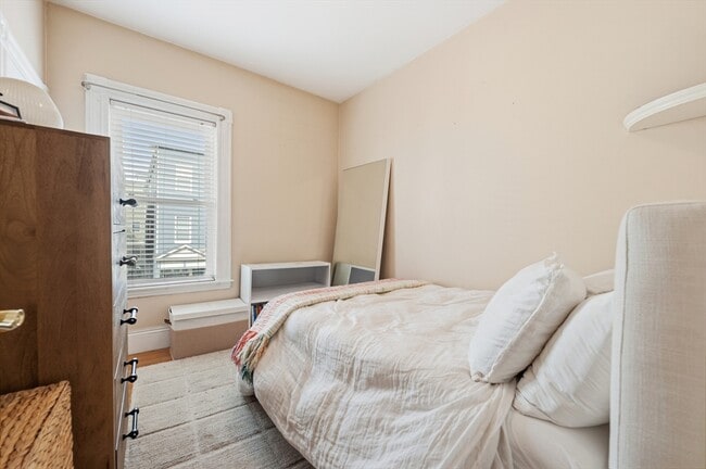 Building Photo - 627 E 6th St