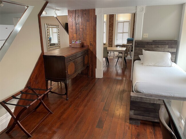 Building Photo - 2118 The Strand