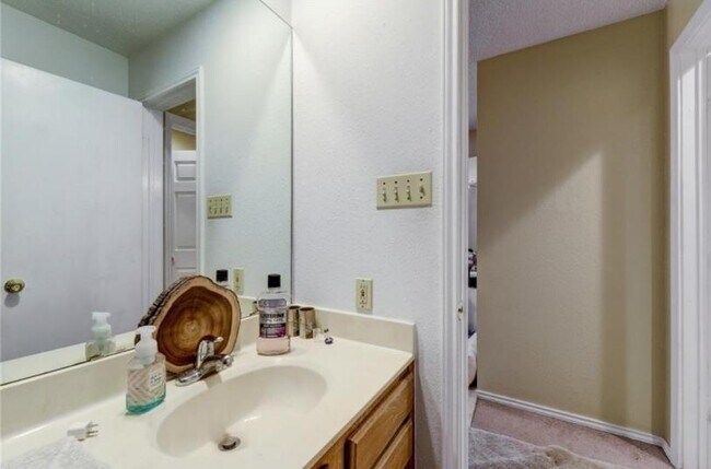 Building Photo - 2409 Leon St