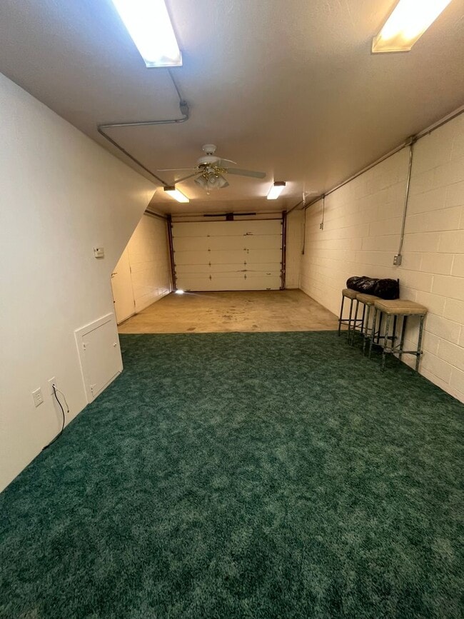 Building Photo - 3 Bed, 2 Bath in Gated Community with Lake Views