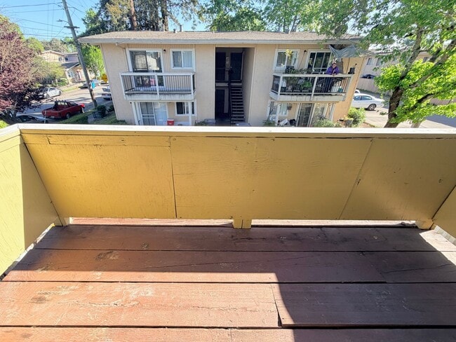 Building Photo - Comfortable 2BD/1BA with water&garbage Included in Santa Rosa