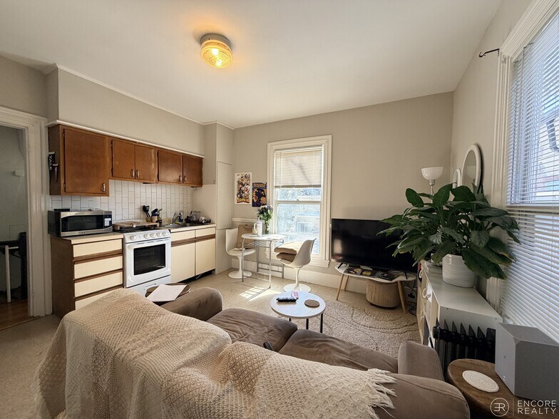 Building Photo - 8 A Forest St