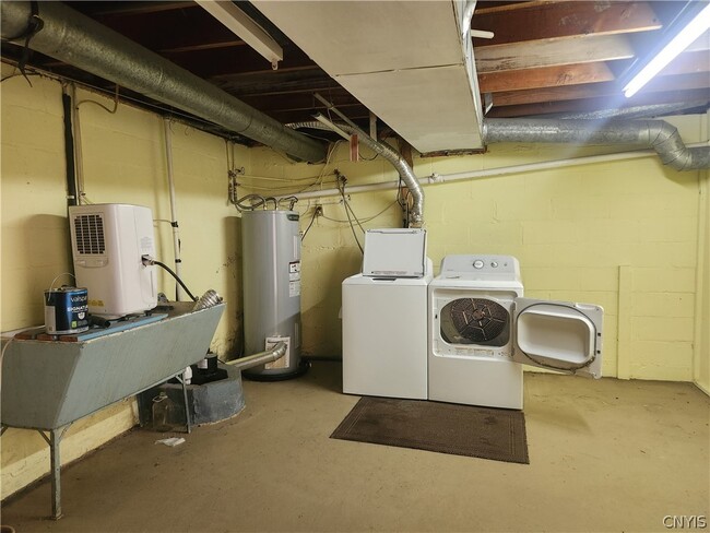 Building Photo - 18 E Austin St