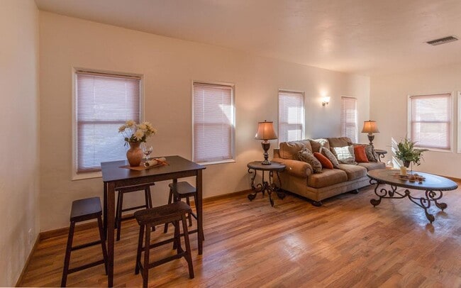 Building Photo - U of A  5 BEDROOM