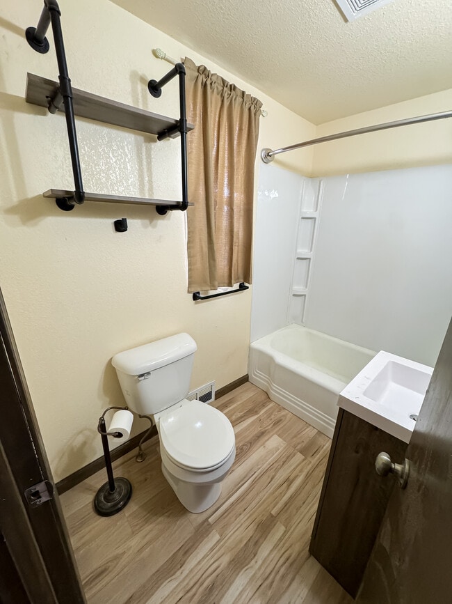 Building Photo - Rustic Farmhouse