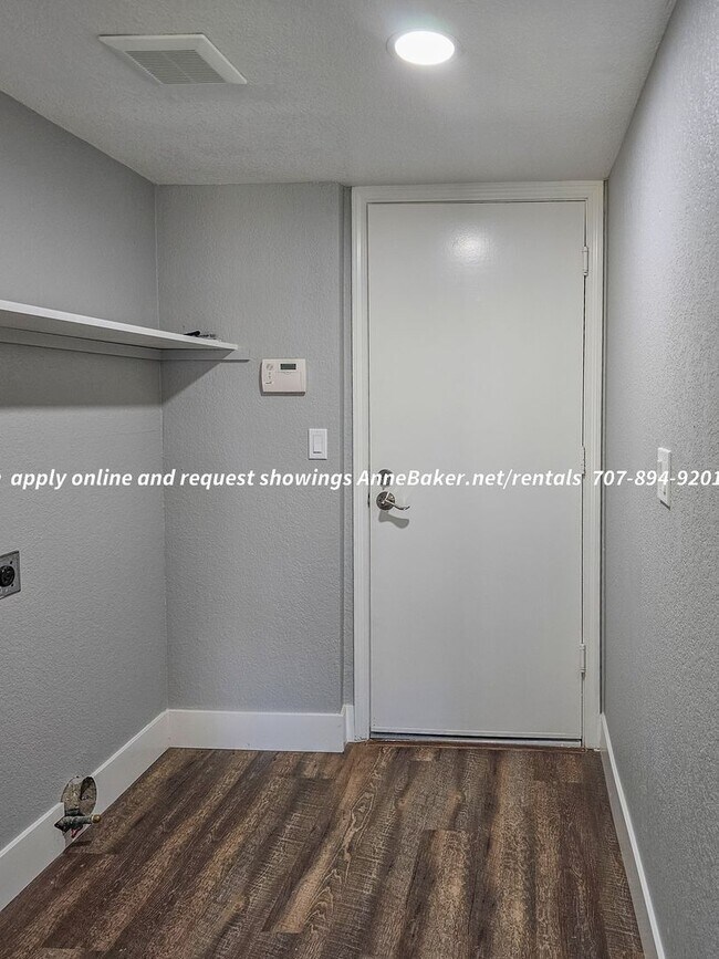 Building Photo - Newly Updated - New Appliances, Flooring, ...