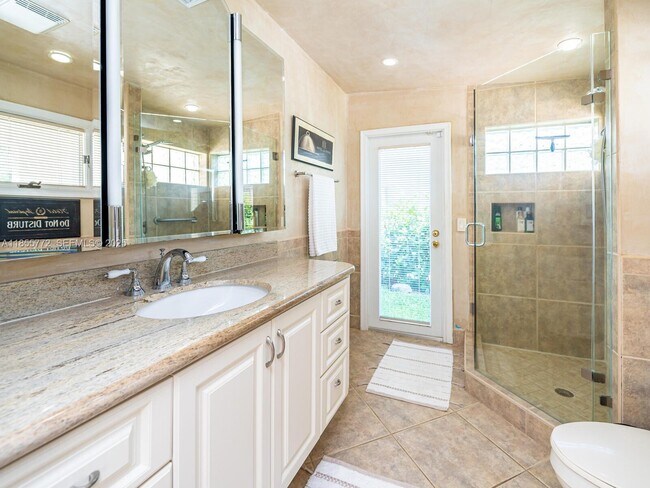 Building Photo - 2118 NE 15th St