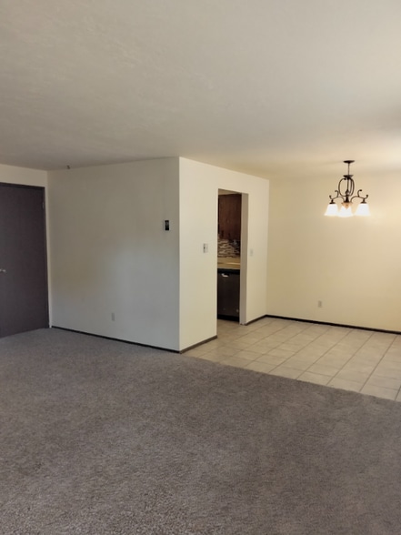 Building Photo - 797 Meadows Dr