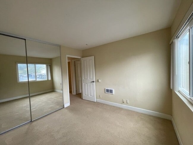 Building Photo - 2 bedroom, 2 bath top floor condo in La Jolla