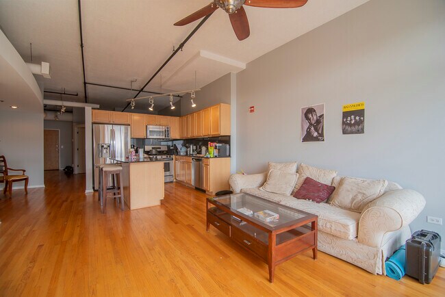 Building Photo - 933 W Van Buren St