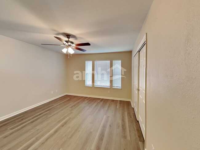 Building Photo - 501 Falcon Lake Dr