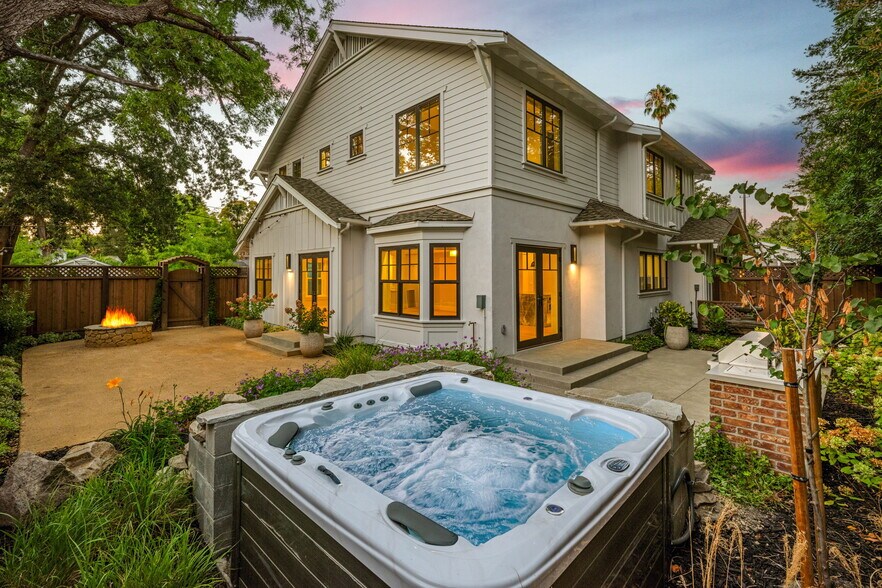 Hot Tub - 1533 Manning Ln