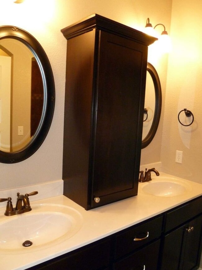 Building Photo - 3 Bedroom Victorian Style Home - Cherry Hill