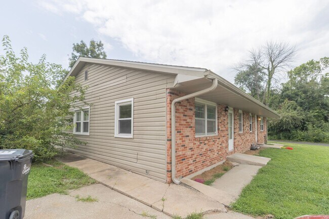 Building Photo - 3711 Weymeyer Dr