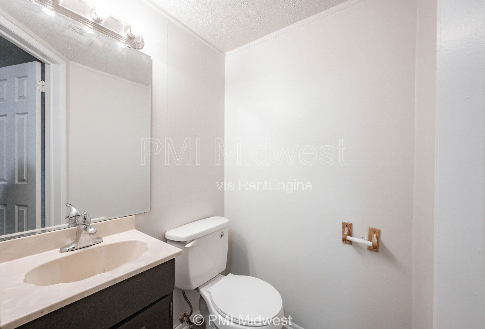 Building Photo - 6920 Chrysler St