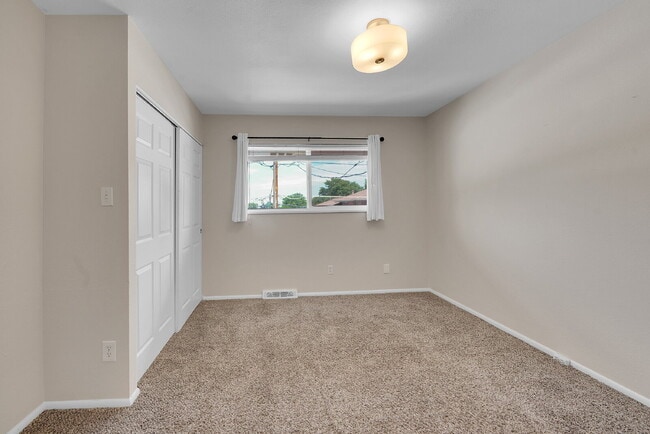 Building Photo - $2,550.00 - 4 Bedrooms, 2.5 Bathroom, Town...