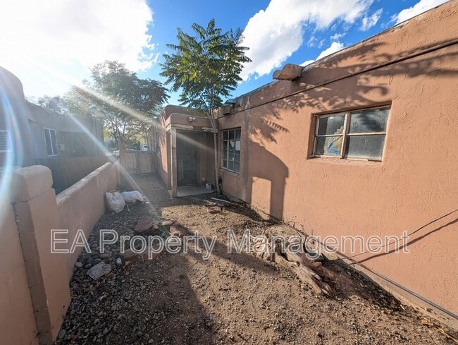 Building Photo - 542 Alvarado Dr SE