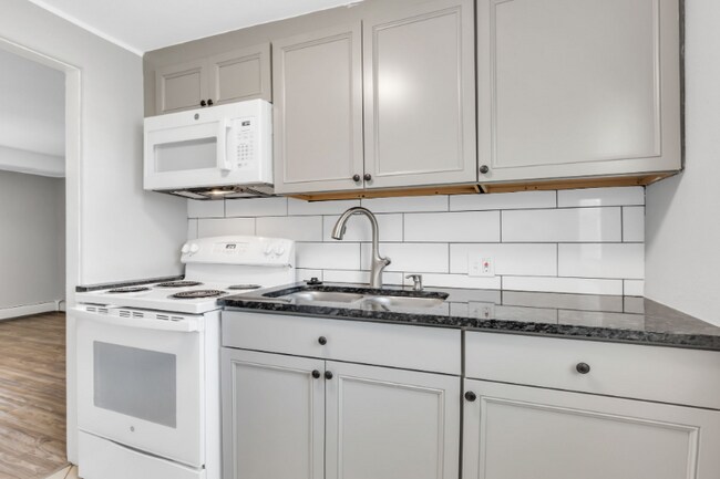 Building Photo - 825 12th St