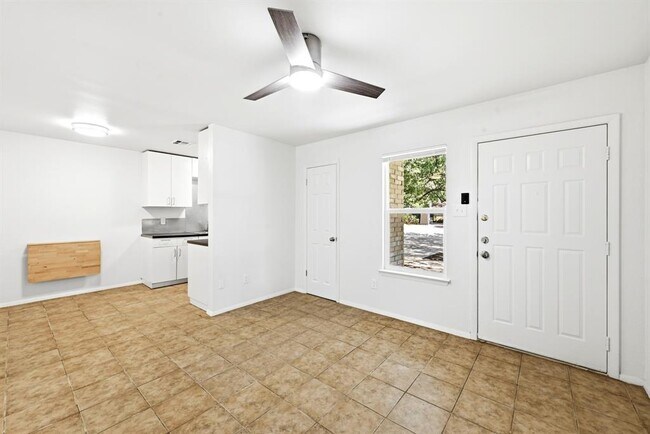 Building Photo - 910 Bret Ln