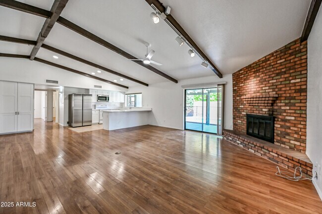 Building Photo - 1218 E Vinedo Ln