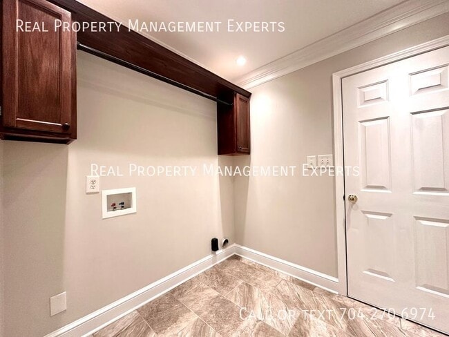 Building Photo - 8900 Hadco Ln