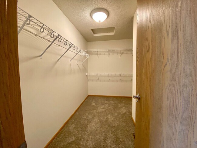 Building Photo - Spacious 4 Bedroom Townhome in Great Neigh...