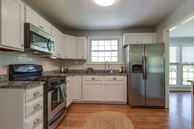 Building Photo - $2500/mo A newly remodeled 3 bedroom 2.5 B...