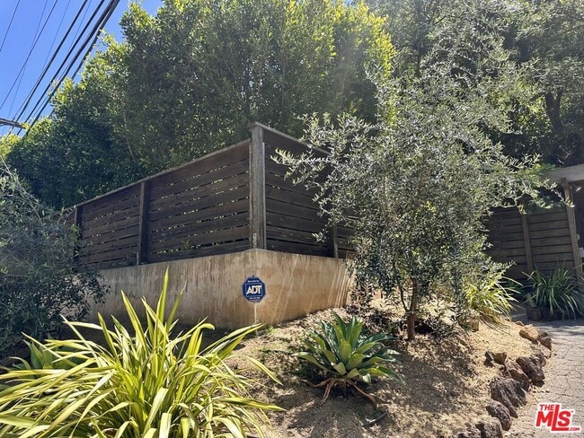 Building Photo - 8350 Lookout Mountain Ave